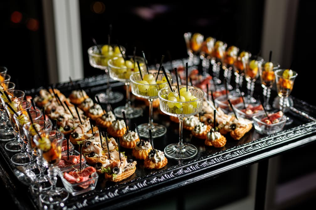 What is the difference between appetizers and hors d'oeuvres